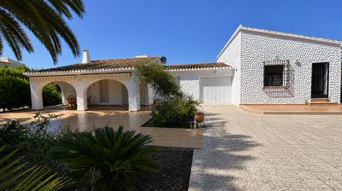 Villa con dos viviendas independientes, terreno muy amplio, piscina privada, imagen 2
