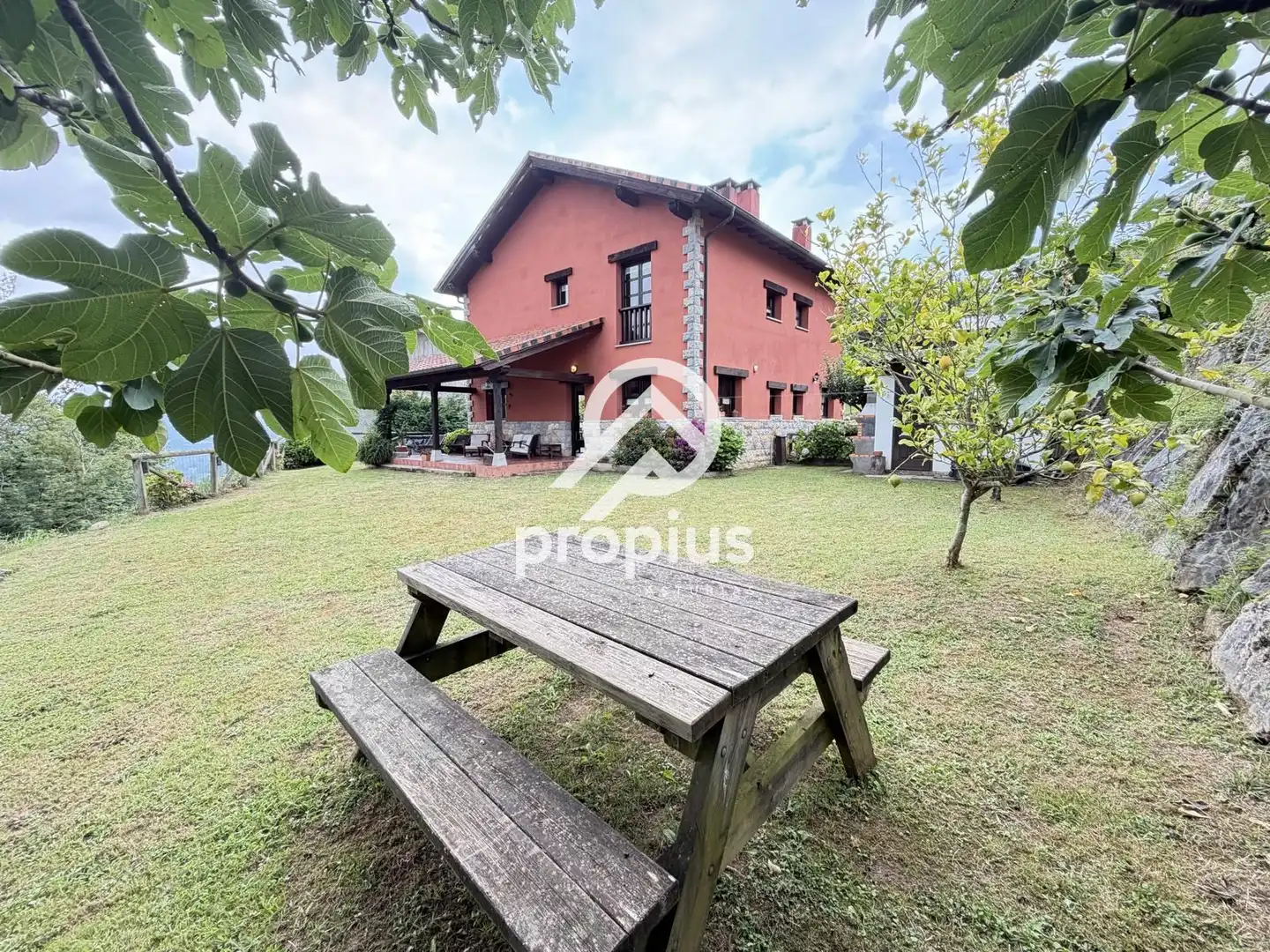 Jardí de Casa adosada en venda en Cangas de Onís amb Calefacció, Jardí privat i Terrassa