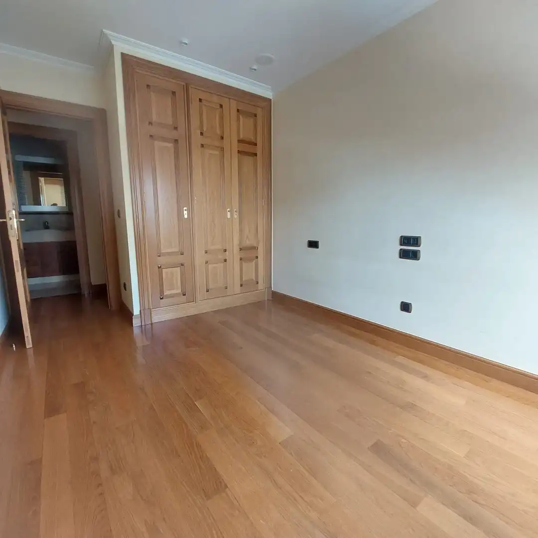 Schlafzimmer von Wohnung zur Miete in Vigo  mit Heizung, Parkett und Abstellraum