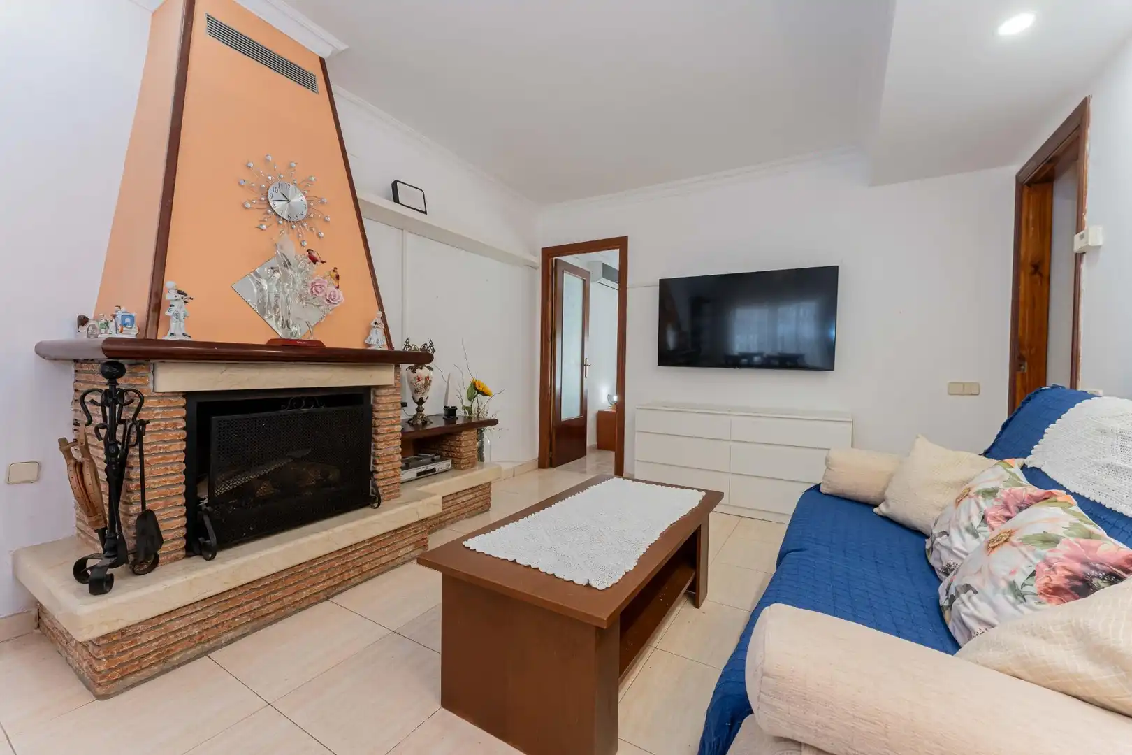 Sala d'estar de Casa o xalet en venda en Viladecans amb Aire condicionat, Calefacció i Jardí privat