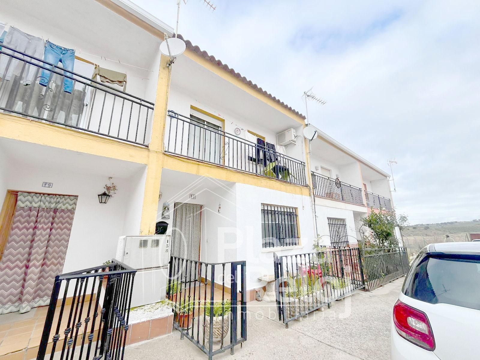 Vista exterior de Casa adosada en venda en Las Herencias amb Terrassa