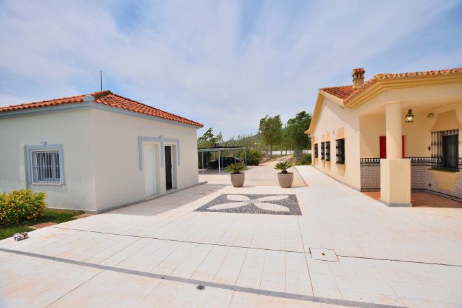 Vista exterior de Finca rústica en venda en Ronda amb Jardí privat, Piscina i Balcó