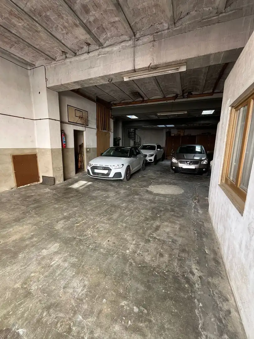 Parkplatz von Einfamilien-Reihenhaus zum Verkauf in Salt mit Heizung und Terrasse