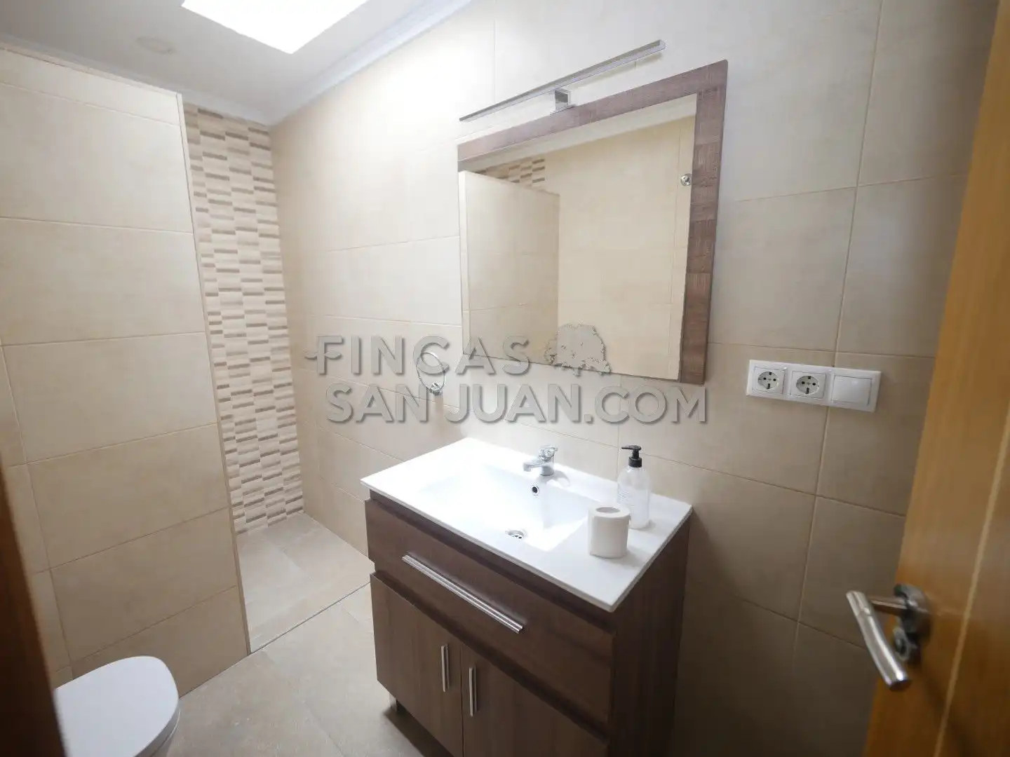 Baño de Piso de alquiler en Sant Joan d'Alacant con Aire acondicionado y Balcón