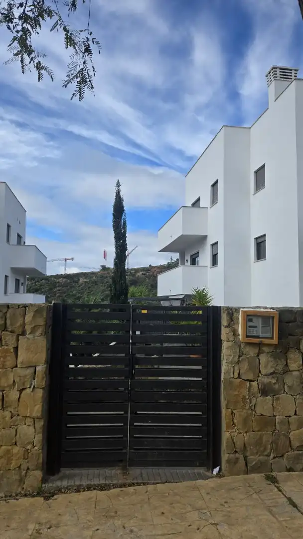 Habitatge amb terrassa en venda a Avenida Sierra Morena 47, imagen 2