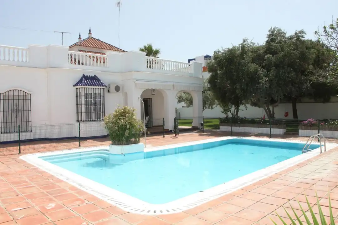 Piscina de Casa o xalet en venda en Chipiona amb Aire condicionat, Calefacció i Terrassa