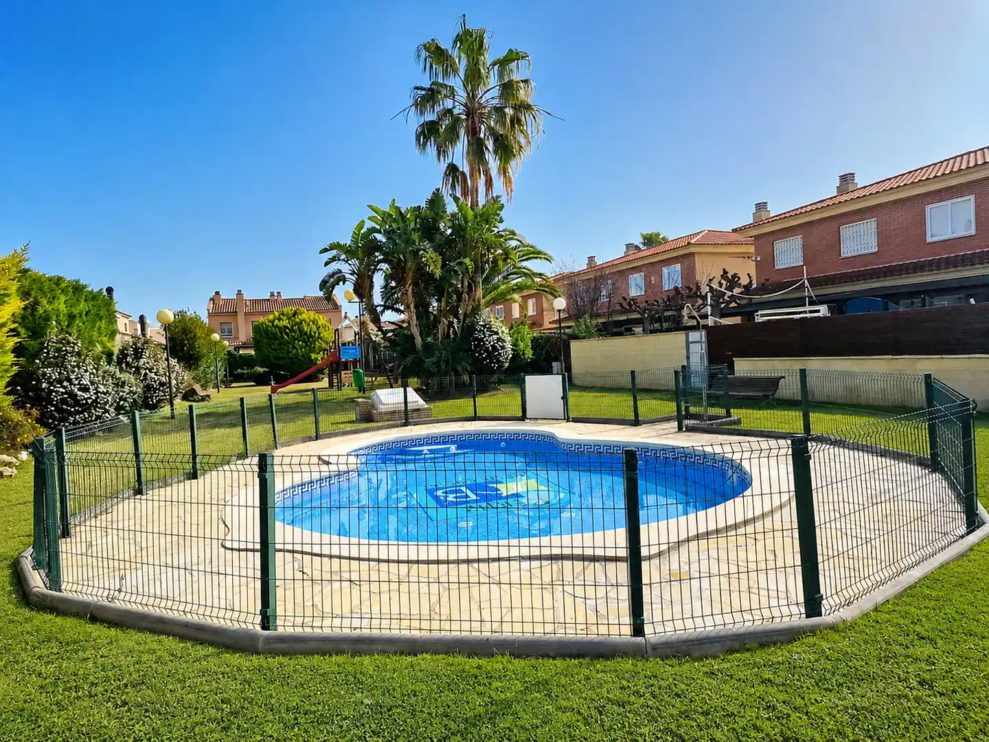 Chalet con piscina en venta en Carrer Moscú 61, imagen 2