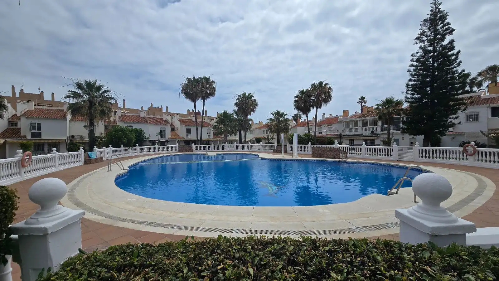 Schwimmbecken von Einfamilien-Reihenhaus zum Verkauf in Málaga mit Klimaanlage, Heizung und Schwimmbad