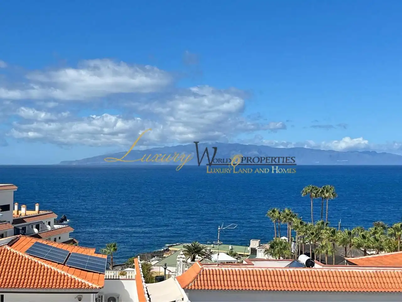 Vista exterior de Casa o xalet en venda en Santiago del Teide amb Aire condicionat, Terrassa i Piscina