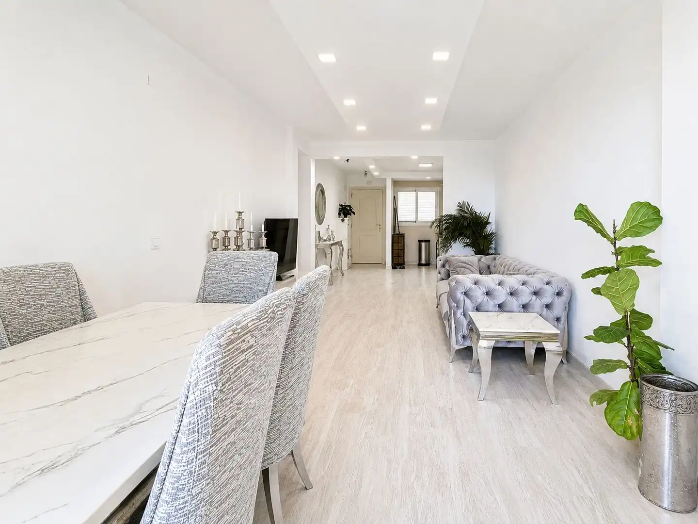 Sala d'estar de Apartament en venda en Benalmádena amb Jardí privat i Piscina comunitària
