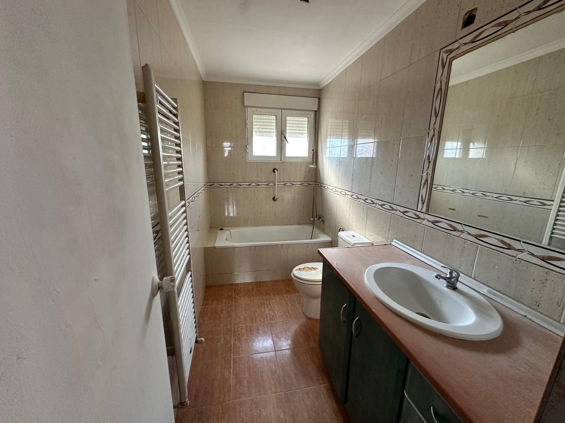 Baño de Casa o chalet en venta en Viana de Cega con Calefacción y Jardín privado