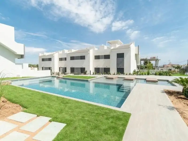 Piscina de Casa o chalet en venta en Torrevieja con Jardín privado, Terraza y Balcón