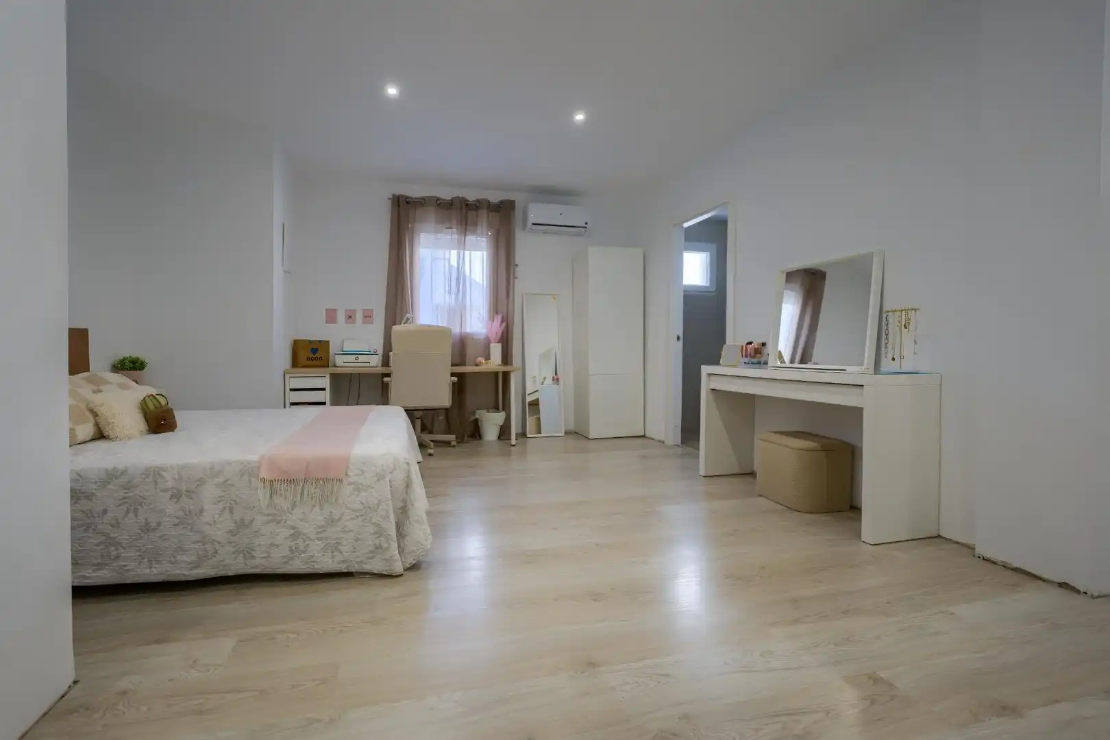 Bedroom of Houses for sale in Tomares  with Air Conditioner, Private garden and Terrace