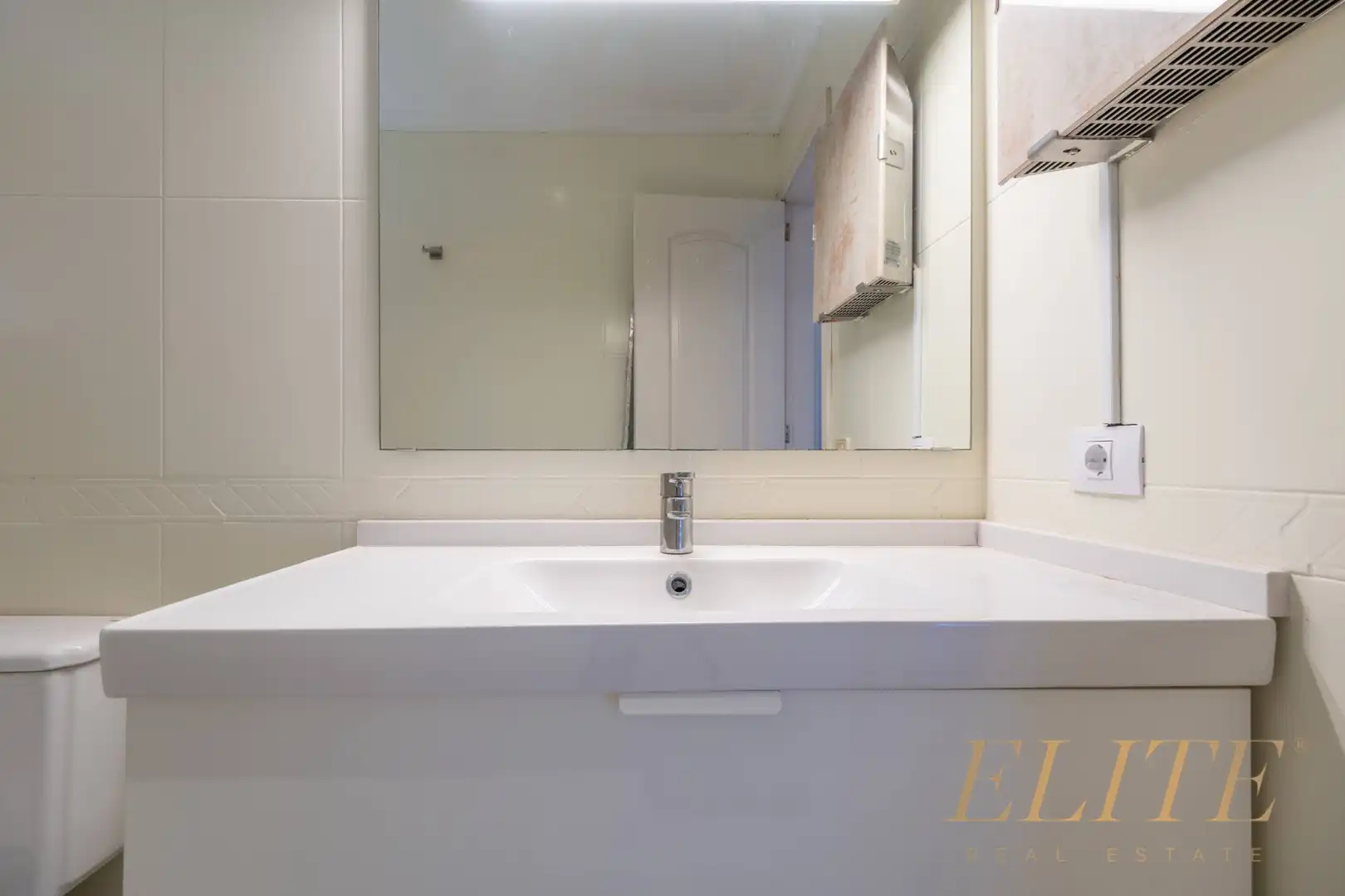 Badezimmer von Einfamilien-Reihenhaus zum Verkauf in Santa Brígida mit Parkett