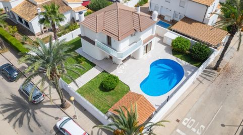 DISPONIBILIDAD EN VENTADescubre esta espectacular villa independiente, una vivienda que combina elegancia, amplitud y confort en u