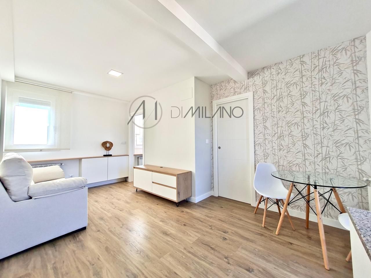 Sala d'estar de Apartament de lloguer en Vigo  amb Calefacció, Moblat i Balcó
