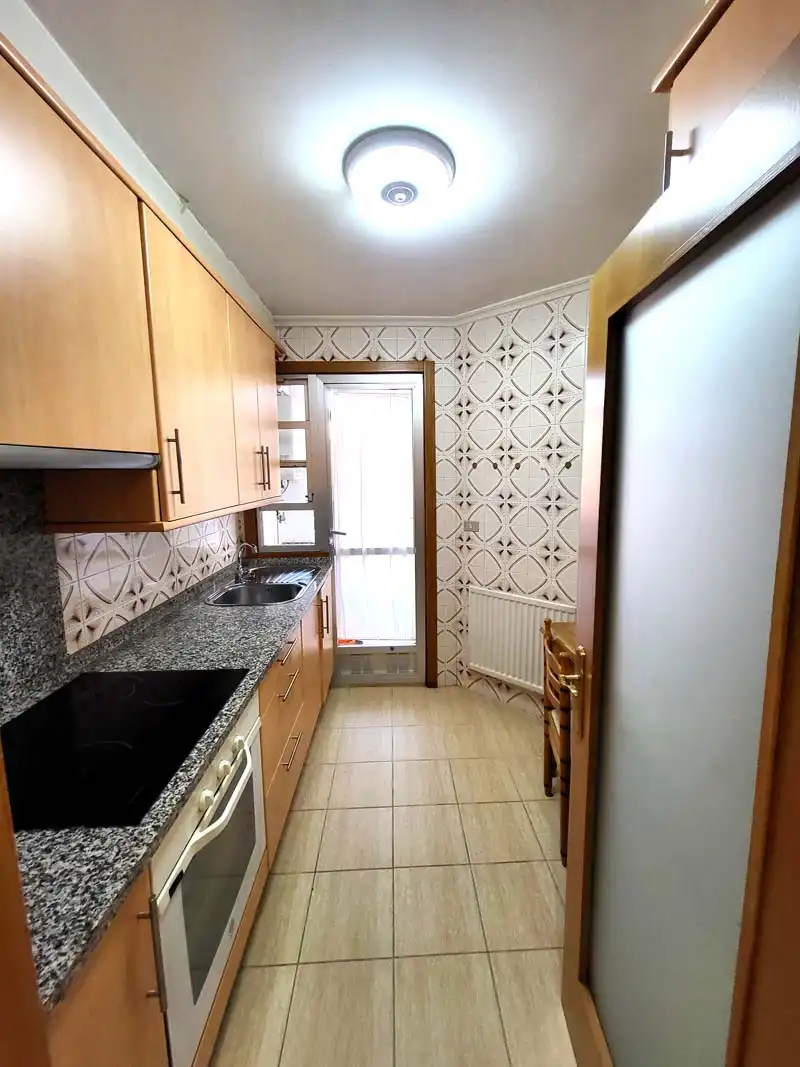 Cocina de Piso de alquiler en Vigo  con Calefacción, Trastero y Amueblado