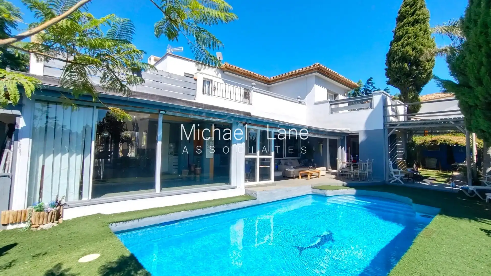 Vista exterior de Casa o xalet en venda en Estepona amb Jardí privat, Terrassa i Piscina