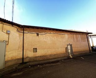 Vista exterior de Casa o xalet en venda en Villaturiel amb Terrassa