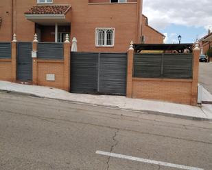 Vista exterior de Casa o xalet en venda en Seseña amb Calefacció, Terrassa i Piscina