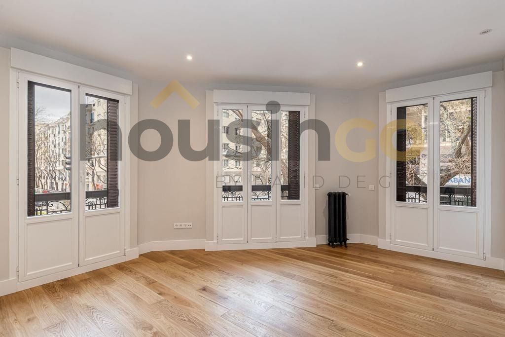 Living room of Flat for sale in  Madrid Capital  with Air Conditioner, Heating and Parquet flooring