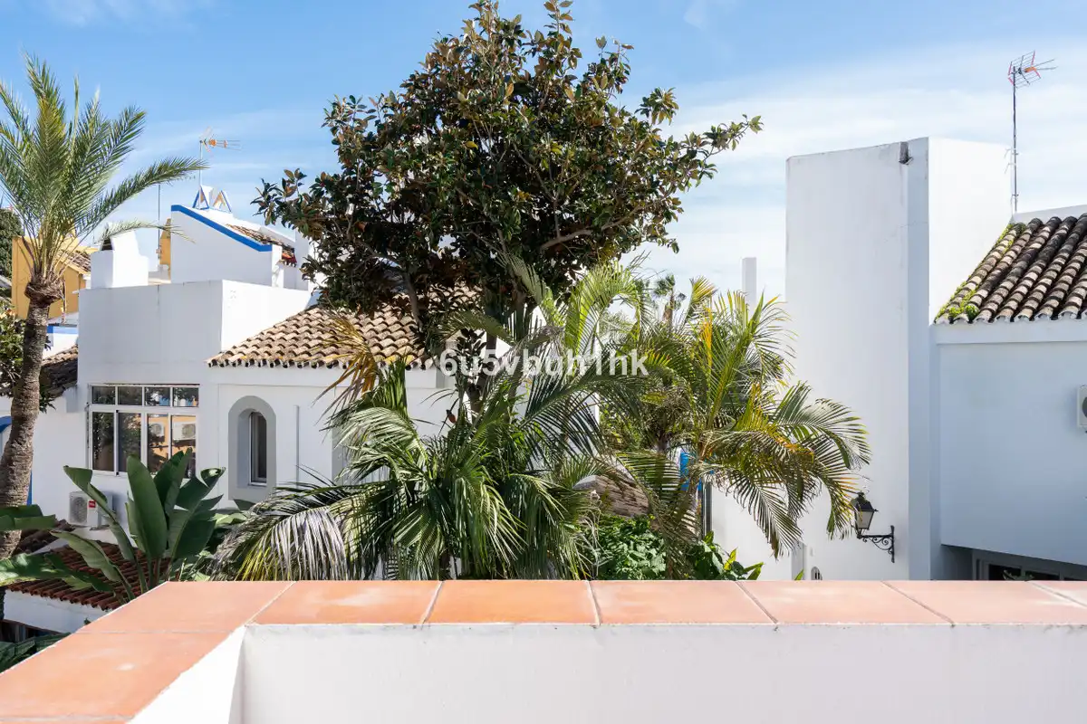 Außenansicht von Einfamilien-Reihenhaus zum Verkauf in Marbella mit Klimaanlage und Terrasse