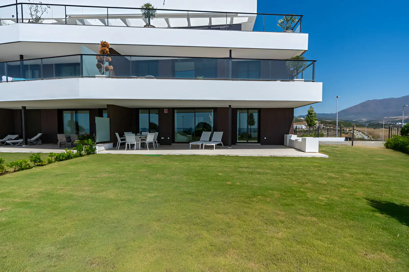 Außenansicht von Erdgeschoss zum Verkauf in Casares mit Klimaanlage, Privatgarten und Terrasse