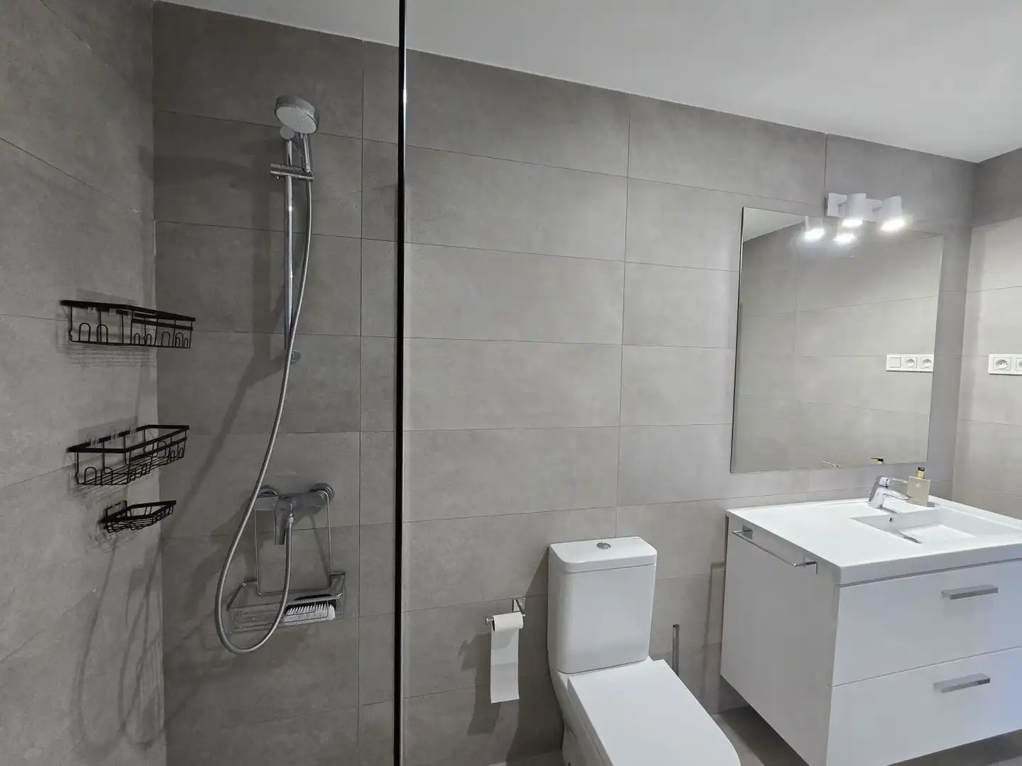 Badezimmer von Wohnung zur Miete in Málaga mit Klimaanlage, Heizung und Terrasse