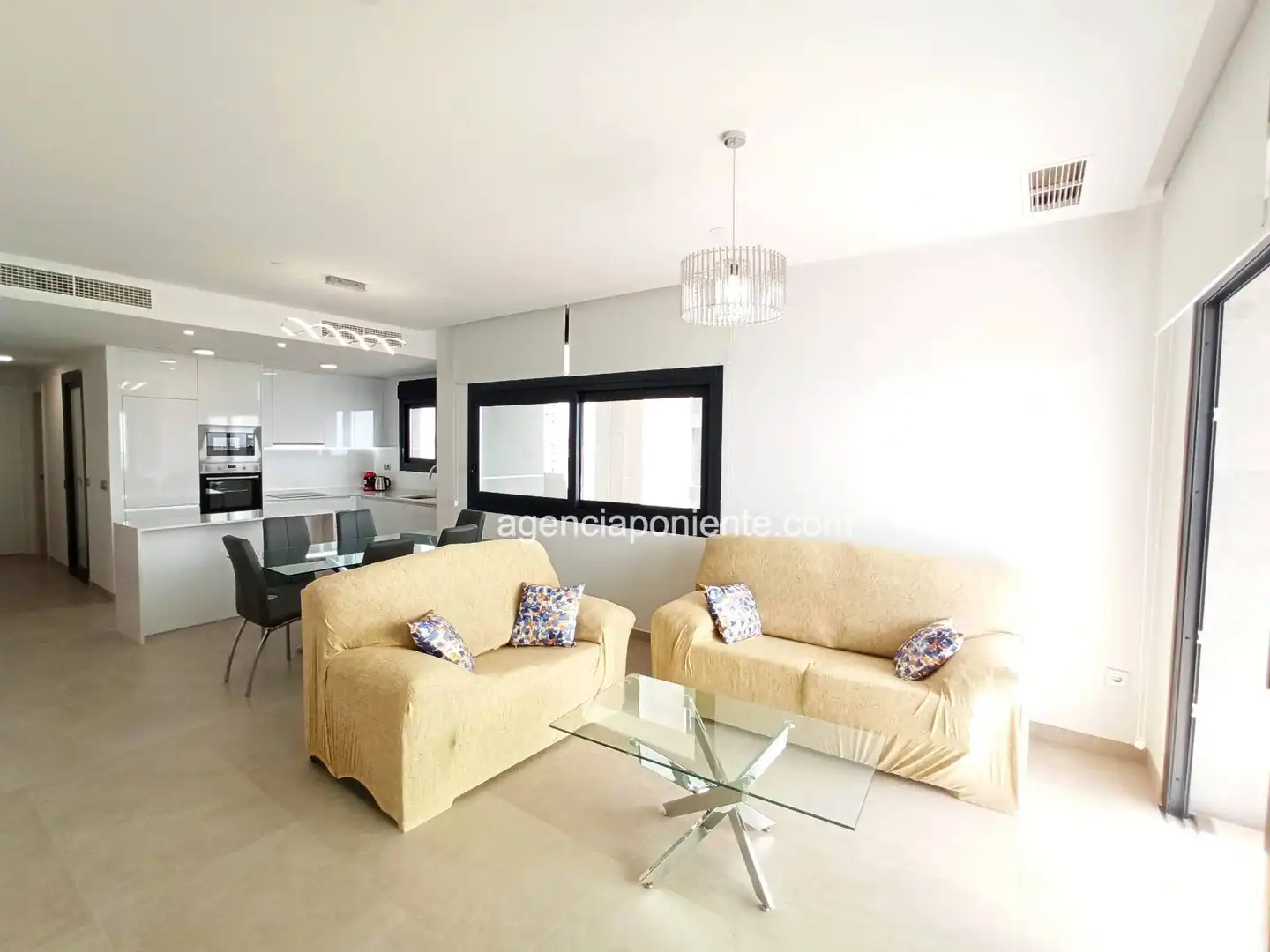 Sala de estar de Piso de alquiler en Benidorm con Aire acondicionado, Calefacción y Terraza