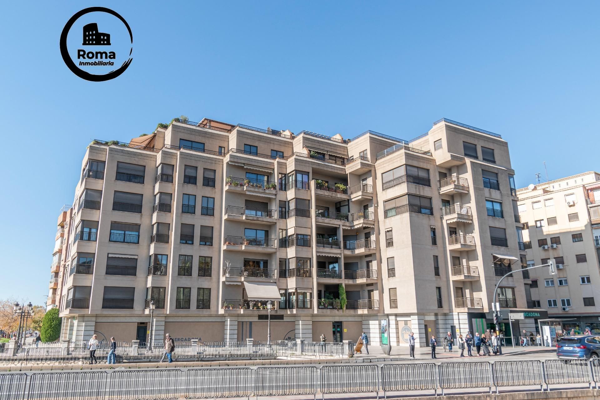 Vista exterior de Pis en venda en  Granada Capital amb Calefacció, Parquet i Terrassa