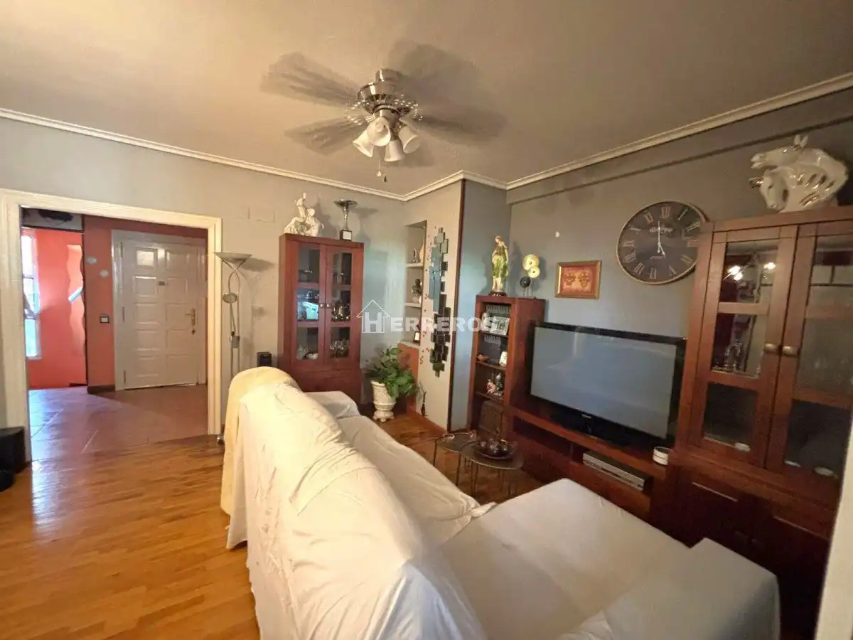 Sala d'estar de Casa adosada en venda en Villamediana de Iregua amb Aire condicionat, Calefacció i Jardí privat