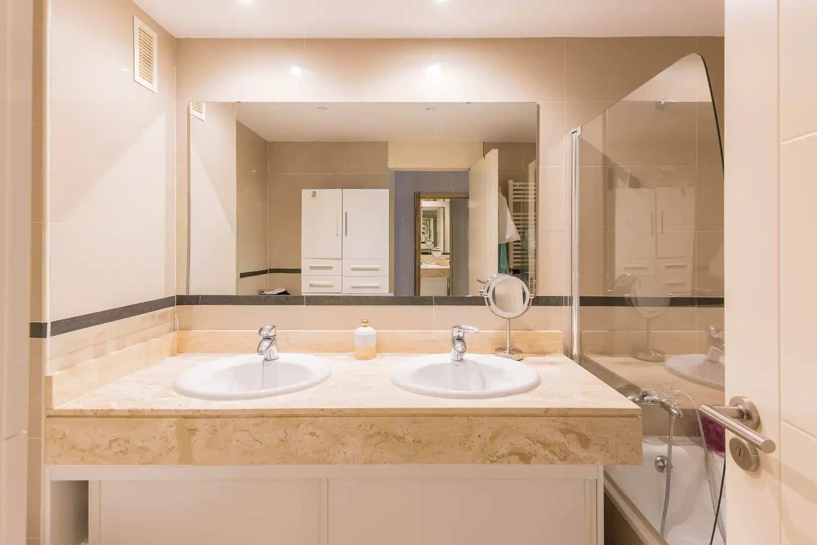 Badezimmer von Wohnungen zum Verkauf in Boadilla del Monte mit Klimaanlage, Heizung und Privatgarten