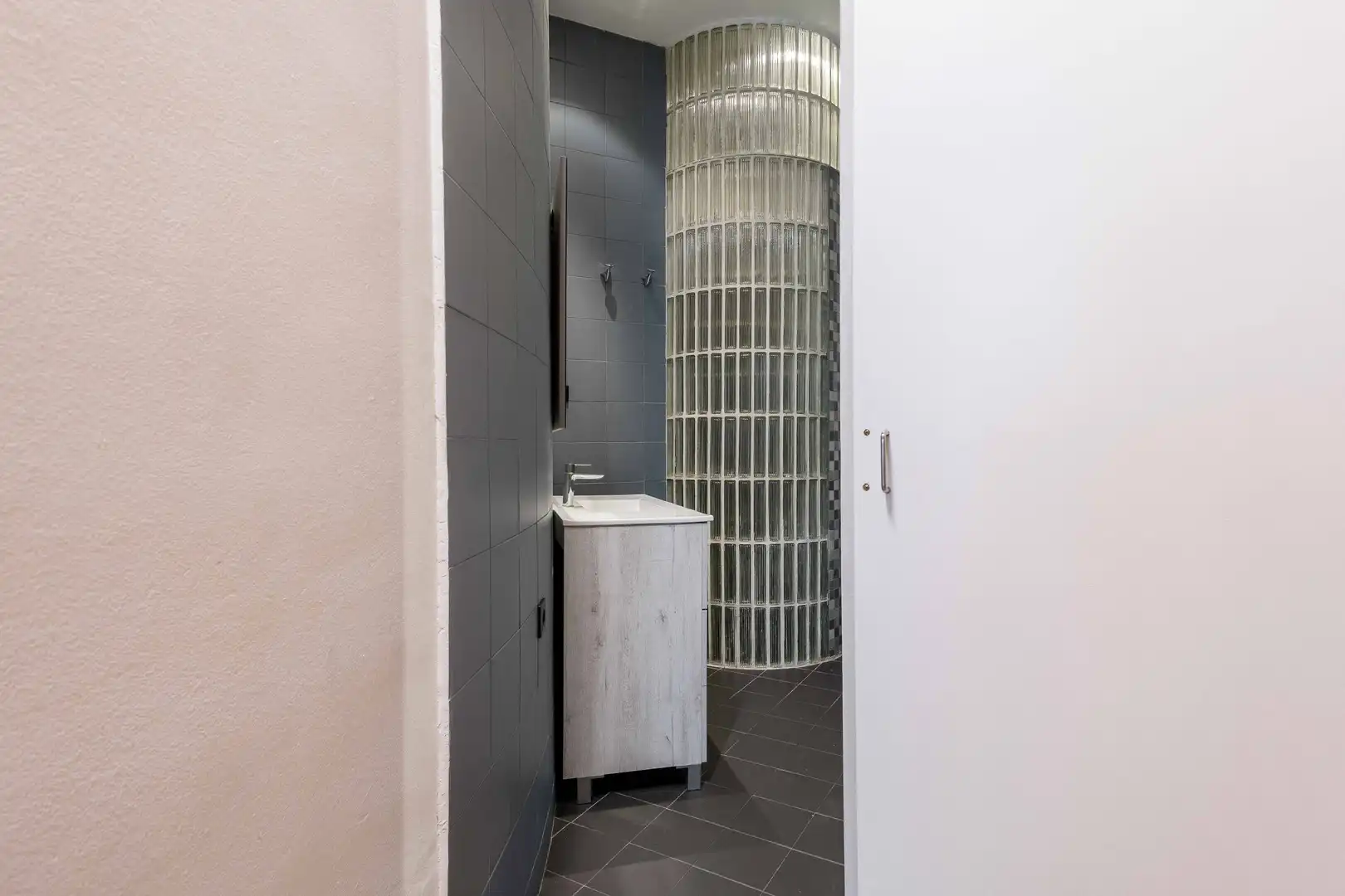 Badezimmer von Büro zum Verkauf in Barcelona mit Klimaanlage und Terrasse