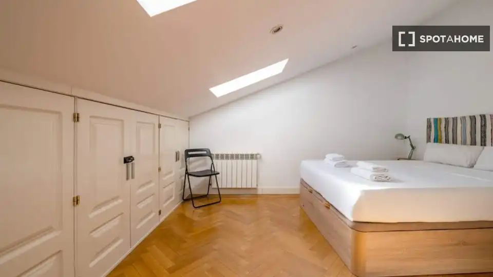 Schlafzimmer von Wohnung zur Miete in Madrid mit Klimaanlage, Heizung und Möbliert