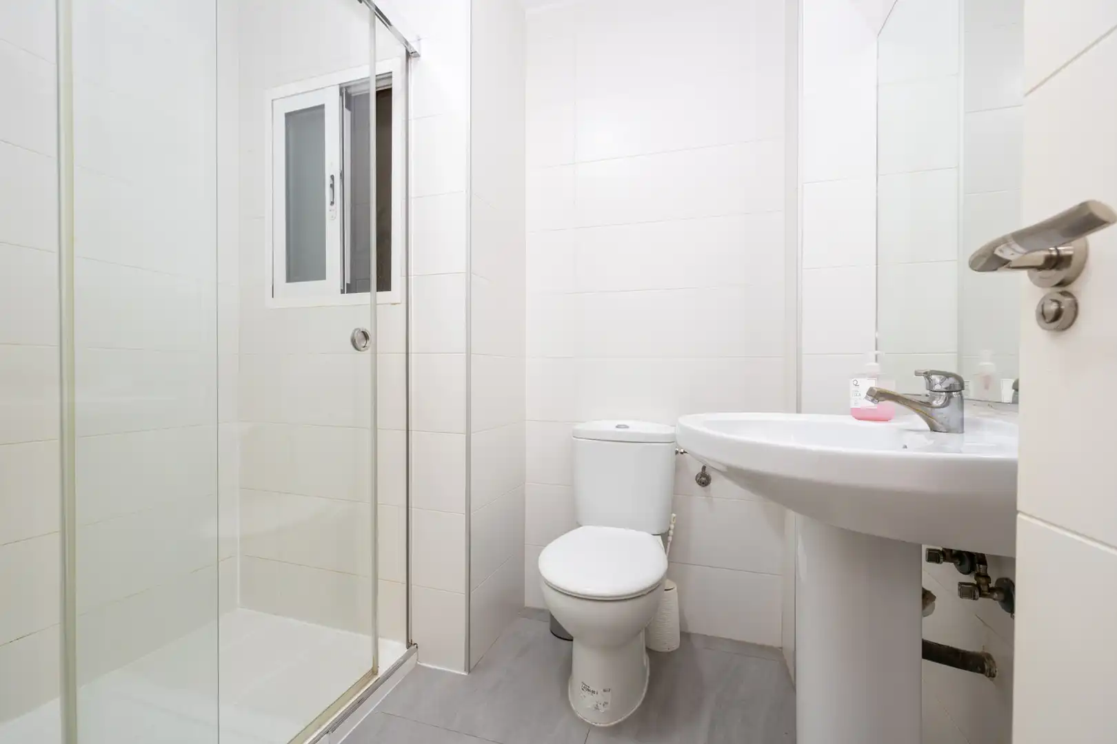 Baño de Piso de alquiler en Granada con Aire acondicionado, Calefacción y Amueblado