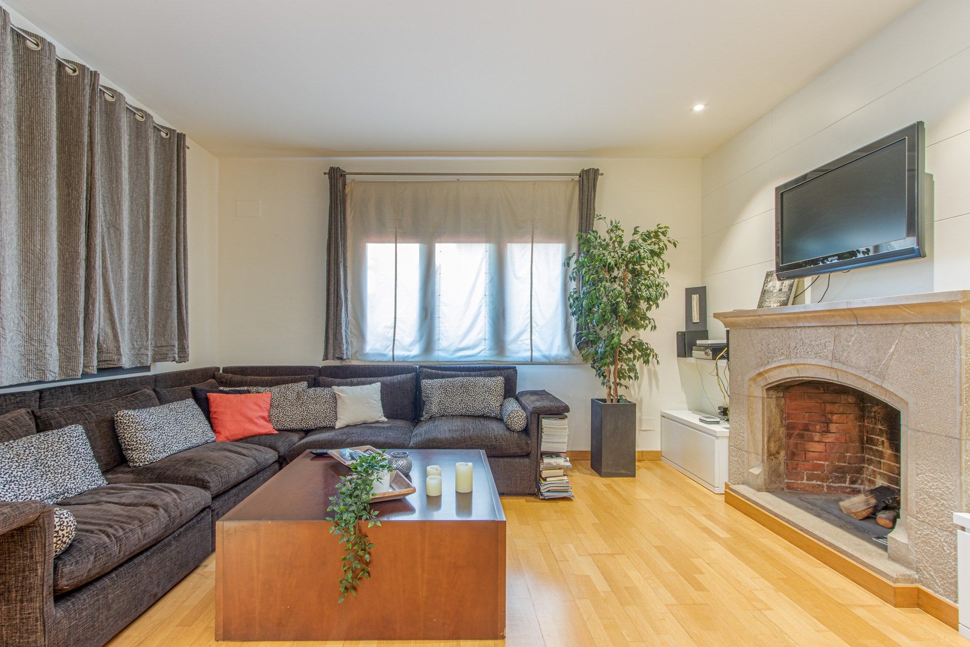 Living room of Attic for sale in Figueres  with Heating, Terrace and Furnished