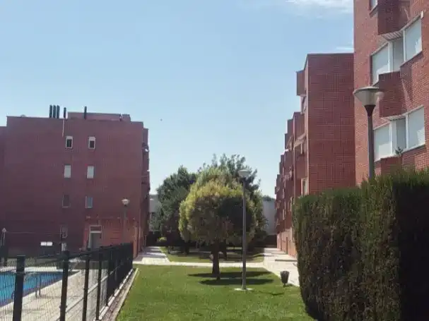 Vista exterior de Piso en venta en Alcalá de Henares con Aire acondicionado, Trastero y Piscina