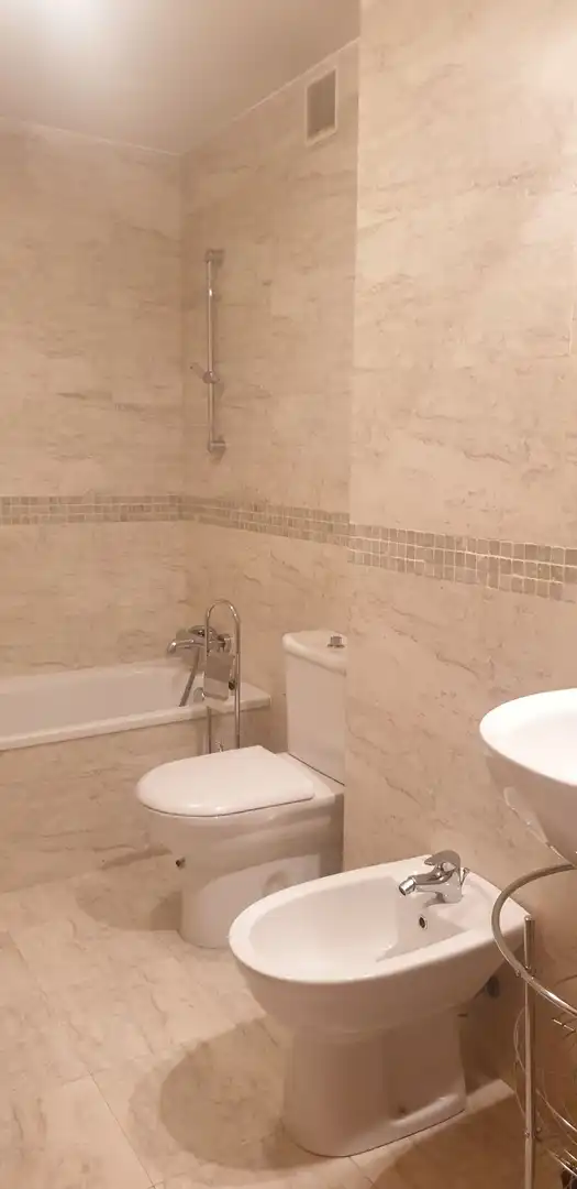 Baño de Apartamento de alquiler en Santiago de Compostela  con Calefacción, Parquet y Trastero