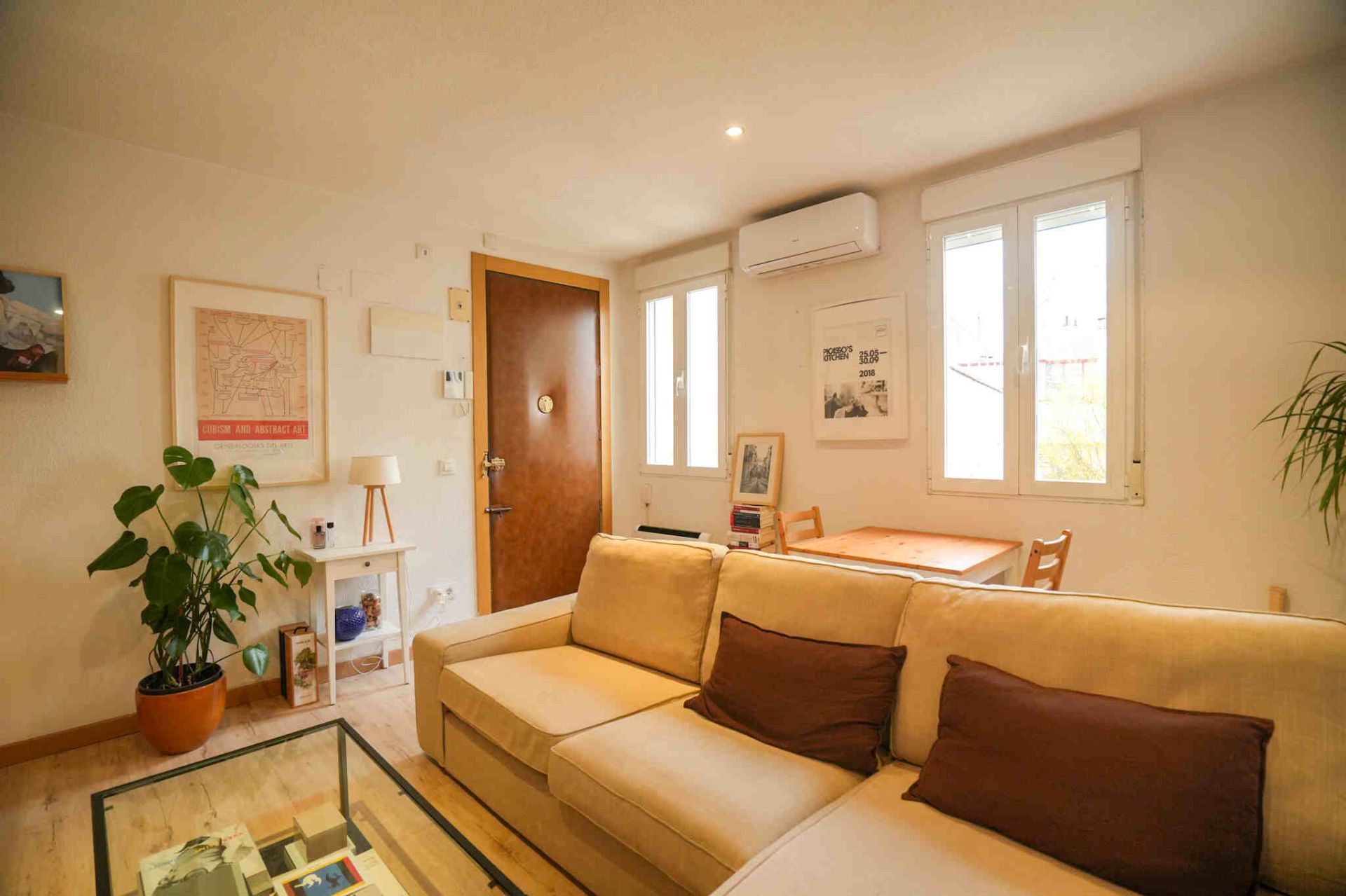 Sala d'estar de Pis en venda en  Madrid Capital amb Aire condicionat, Terrassa i Moblat