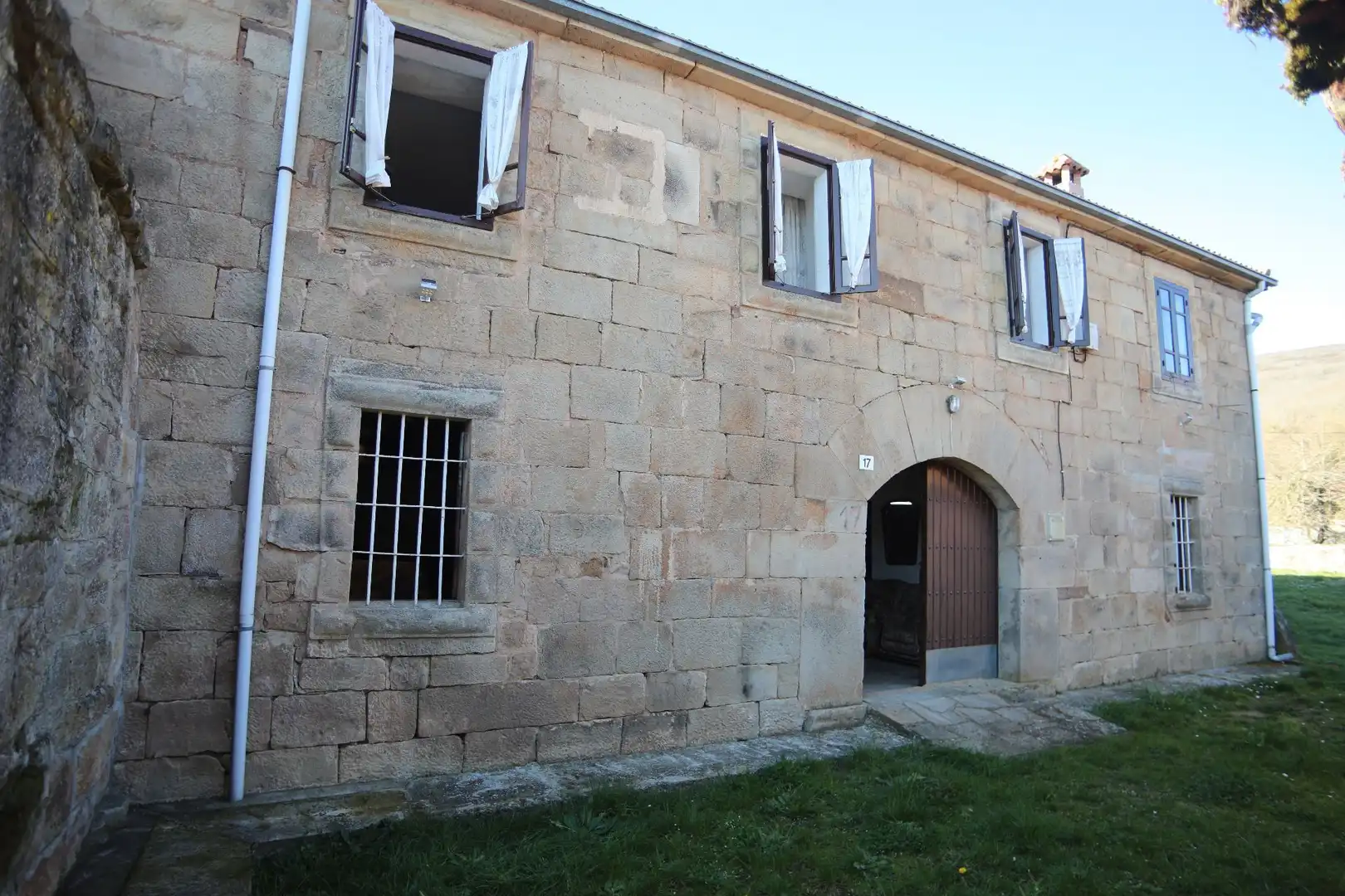 Außenansicht von Country house zum Verkauf in Valdeprado del Río mit Privatgarten