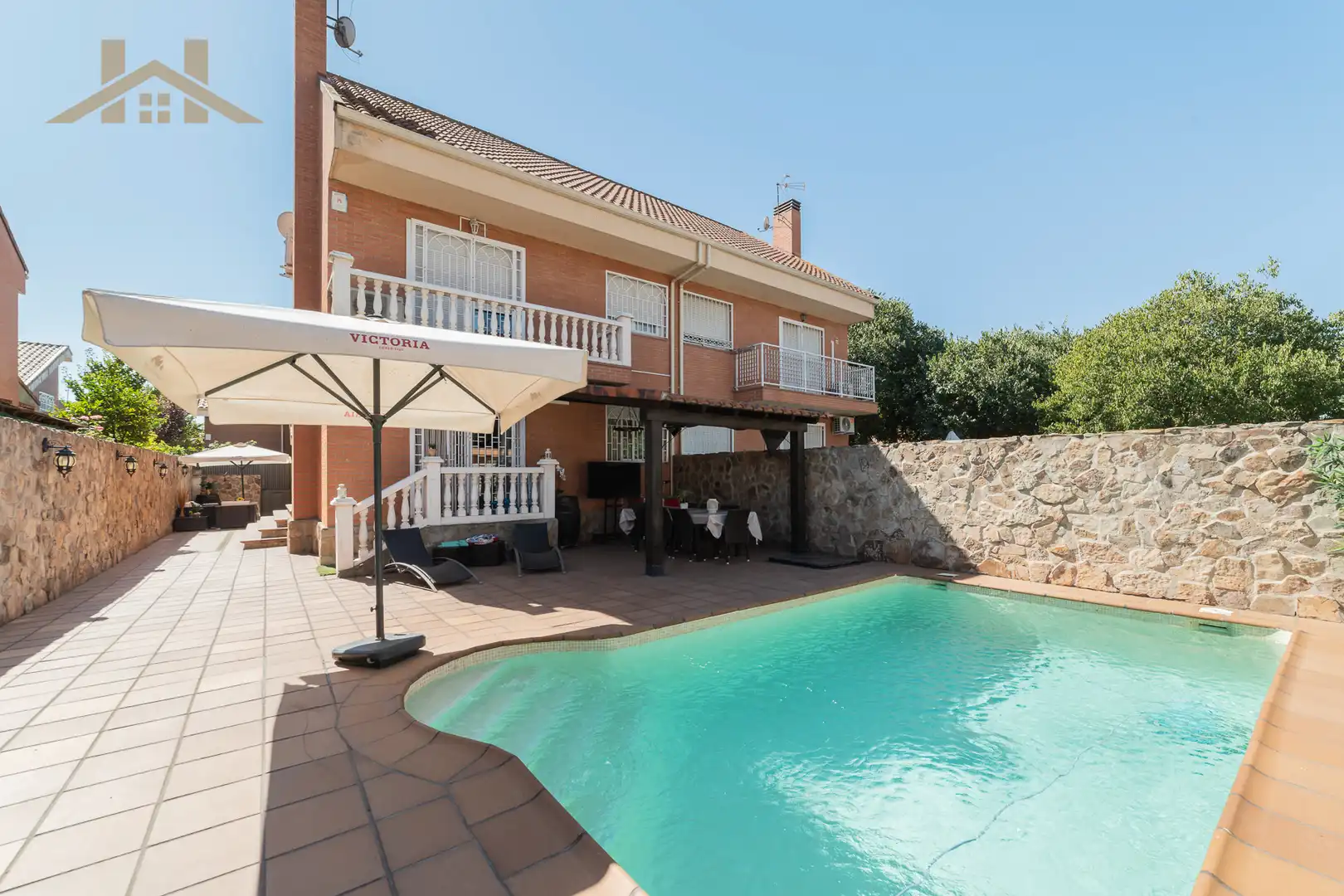 Chalet con terraza en venta en Calle Jazmín