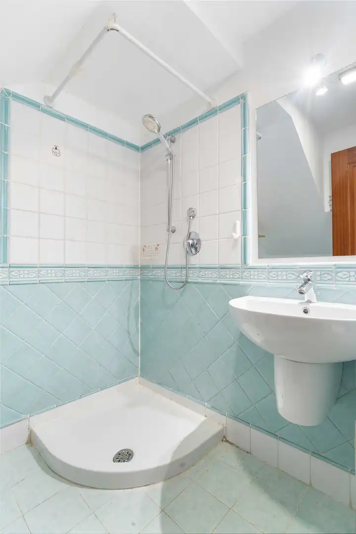 Baño de Dúplex en venta en Oleiros con Calefacción, Trastero y Piscina