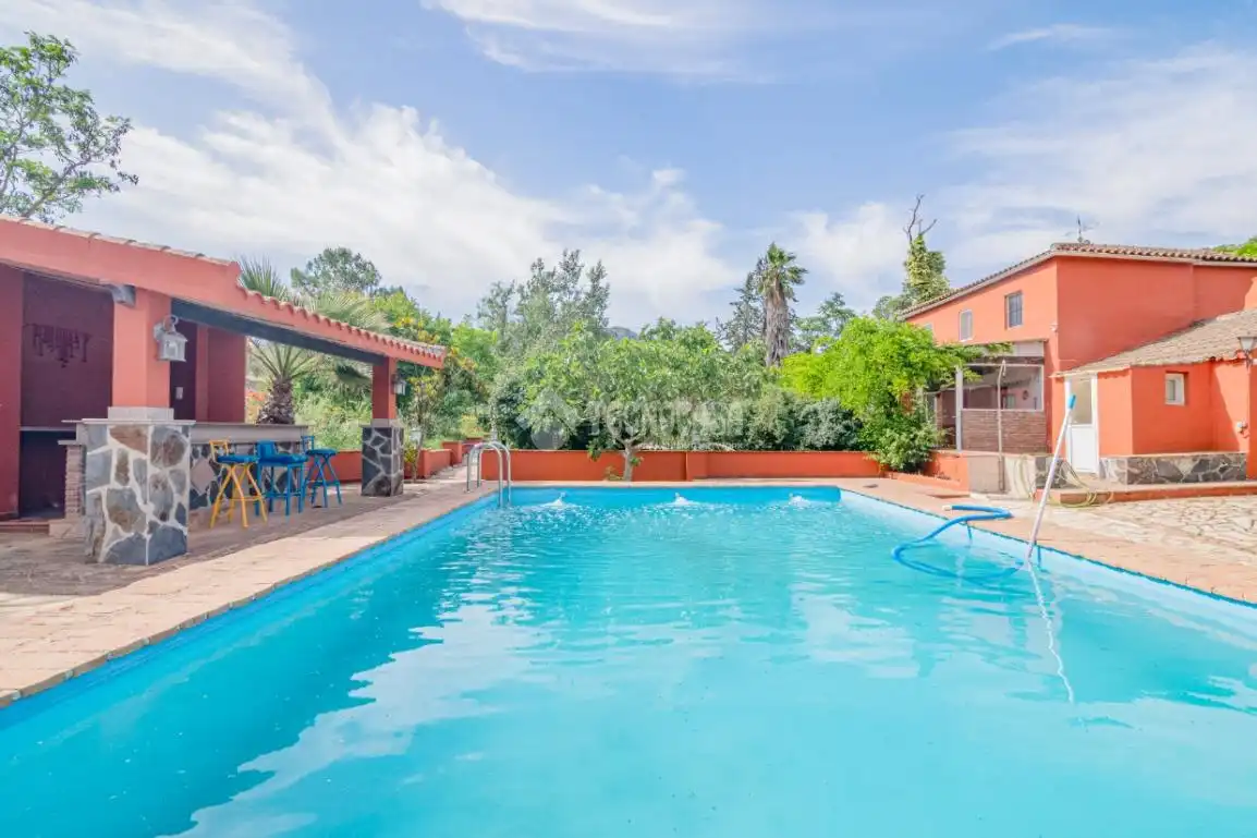 Piscina de Finca rústica en venda en Loja amb Aire condicionat, Jardí privat i Terrassa