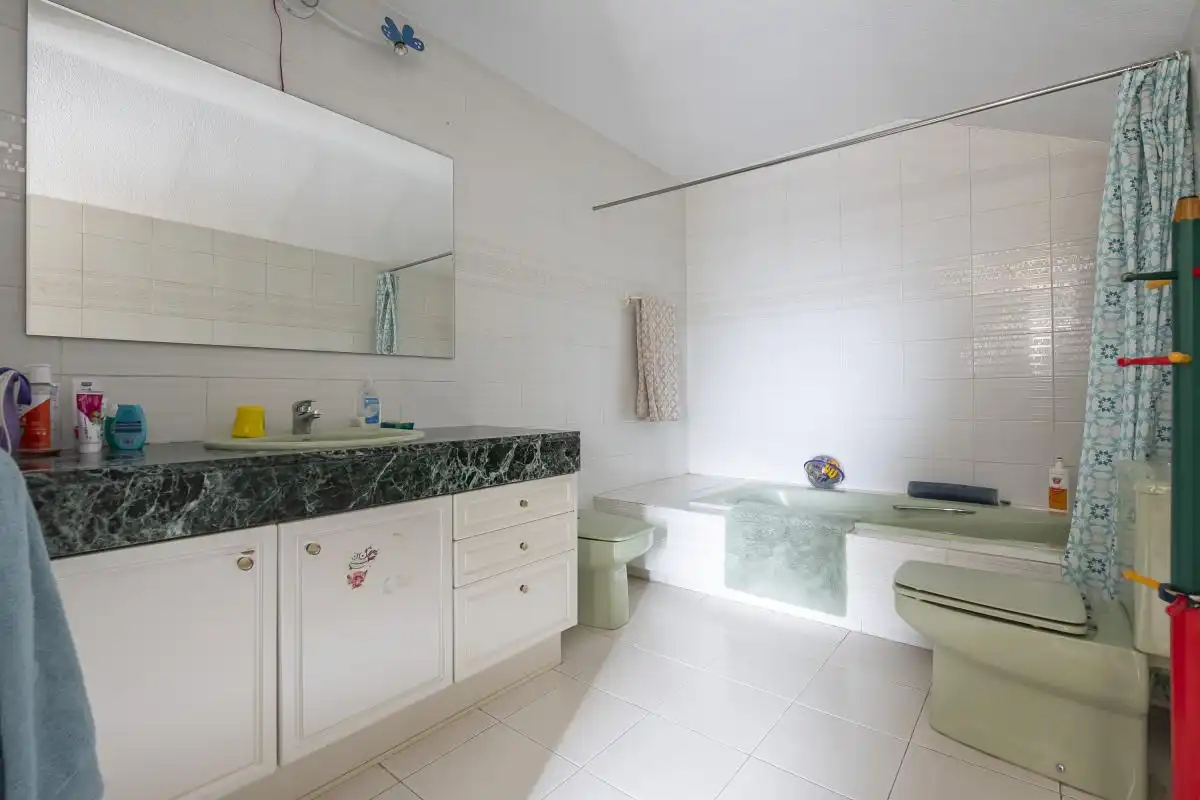 Baño de Casa o chalet en venta en Boadilla del Monte con Aire acondicionado, Calefacción y Jardín privado