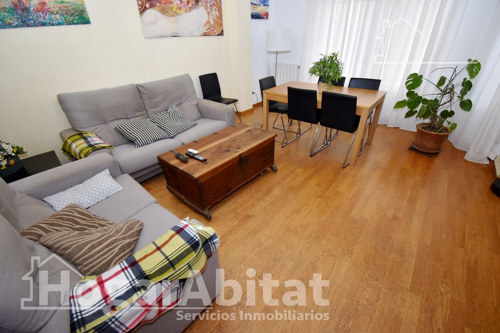 Sala d'estar de Pis en venda en Castellón de la Plana / Castelló de la Plana amb Calefacció, Parquet i Traster