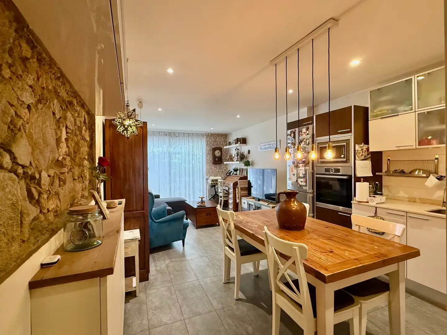 Comedor de Casa adosada en venta en Cornellà de Llobregat con Aire acondicionado, Calefacción y Parquet
