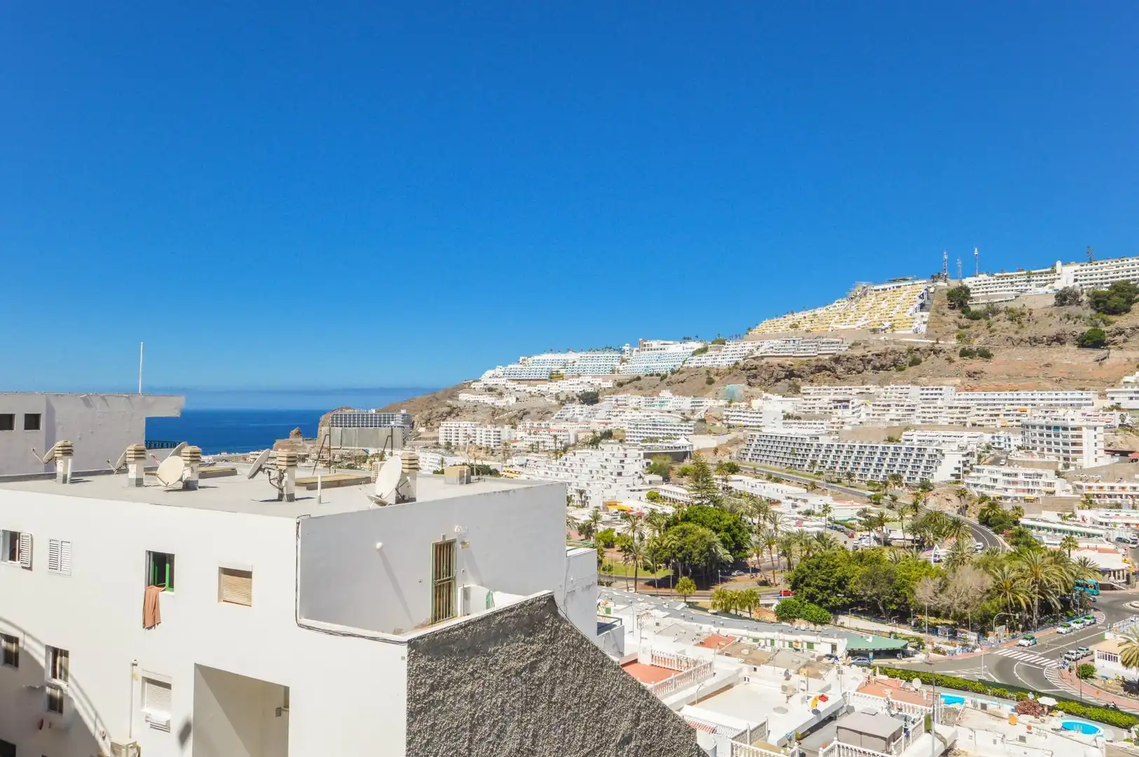 Außenansicht von Wohnungen zum Verkauf in Mogán mit Privatgarten, Terrasse und Gemeinschaftspool