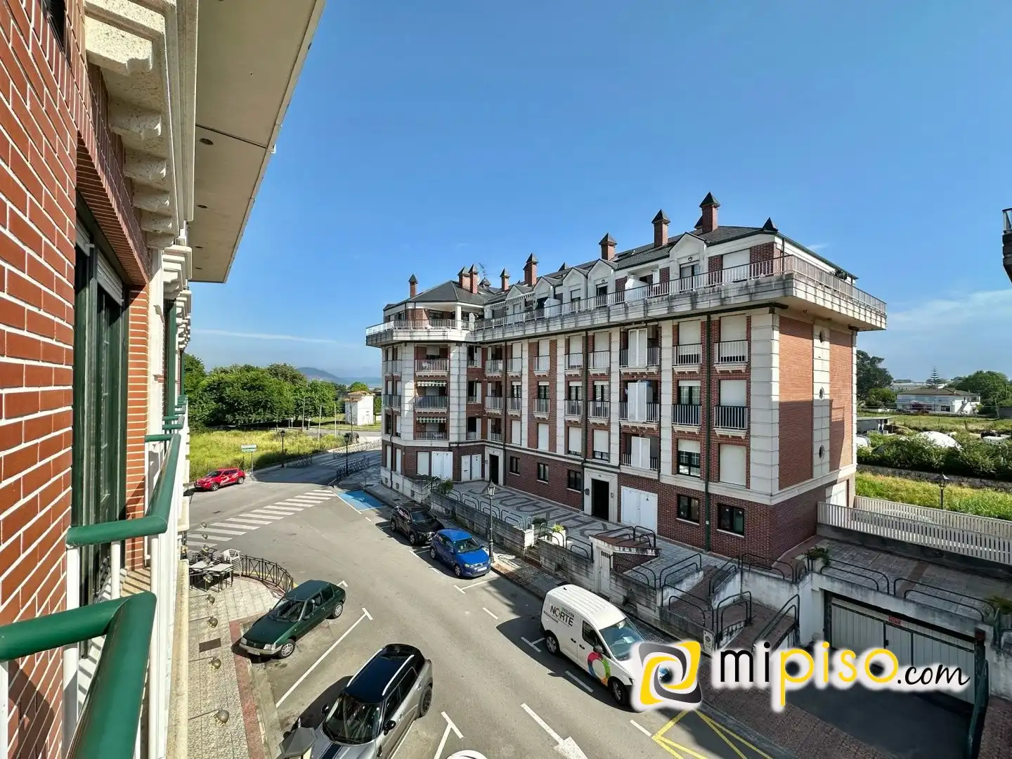 Vista exterior de Pis en venda en Colindres amb Calefacció, Terrassa i Moblat