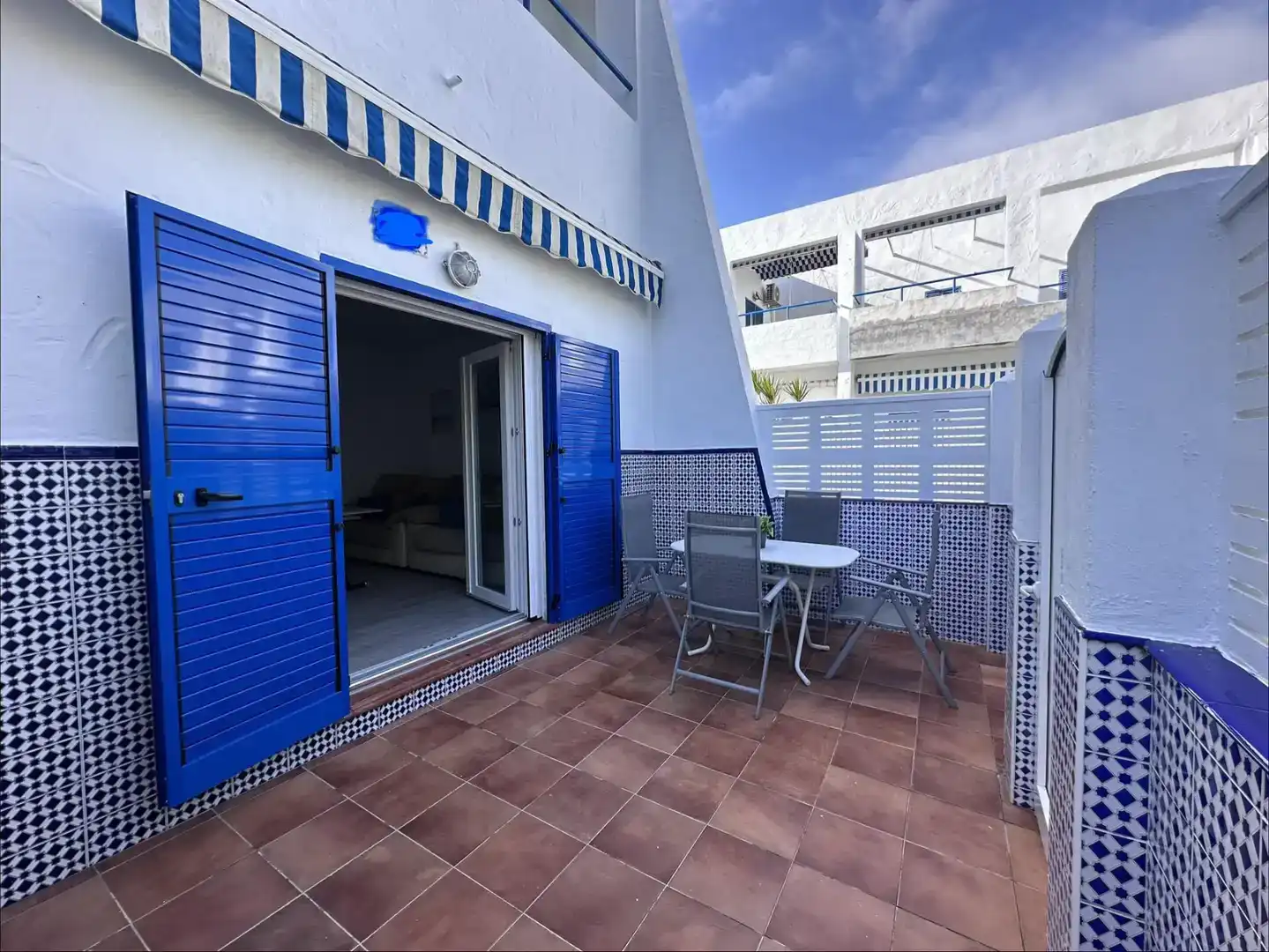 Terrasse von Maisonette zur Miete in Chiclana de la Frontera mit Schwimmbad und Balkon
