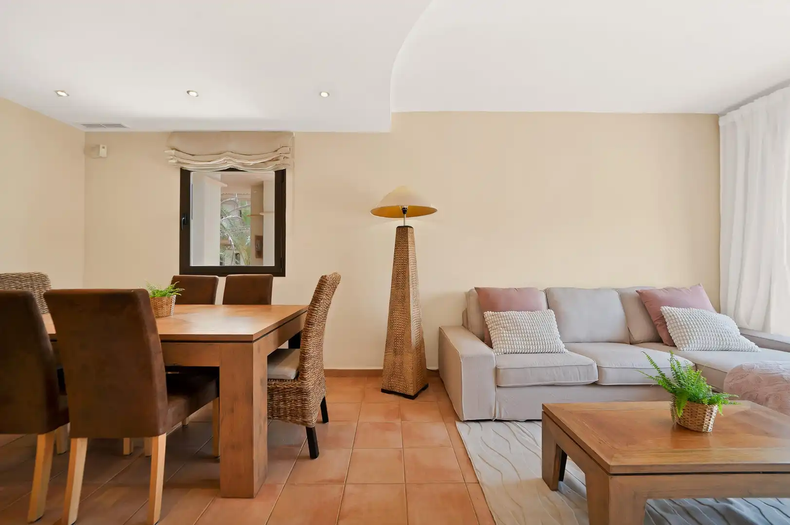 Wohnzimmer von Wohnungen zur Miete in Marbella mit Klimaanlage, Heizung und Privatgarten